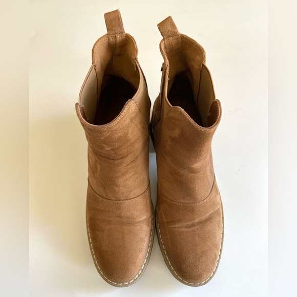 Women’s ankle Chelsea pull on faux Carmel suede block chunky heel booties - Picture 2 of 9